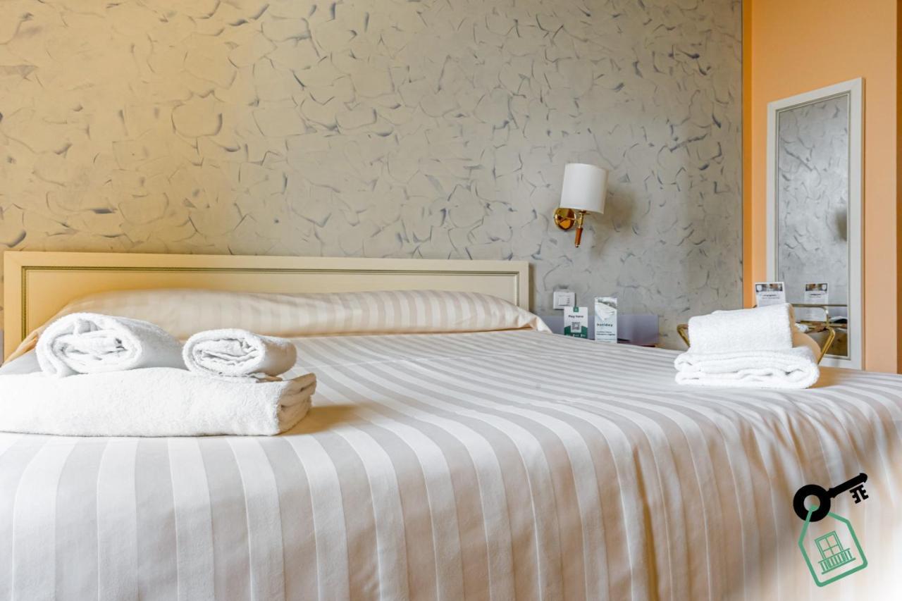 Hotel Rooms Lago Maggiore Verbania Exteriör bild