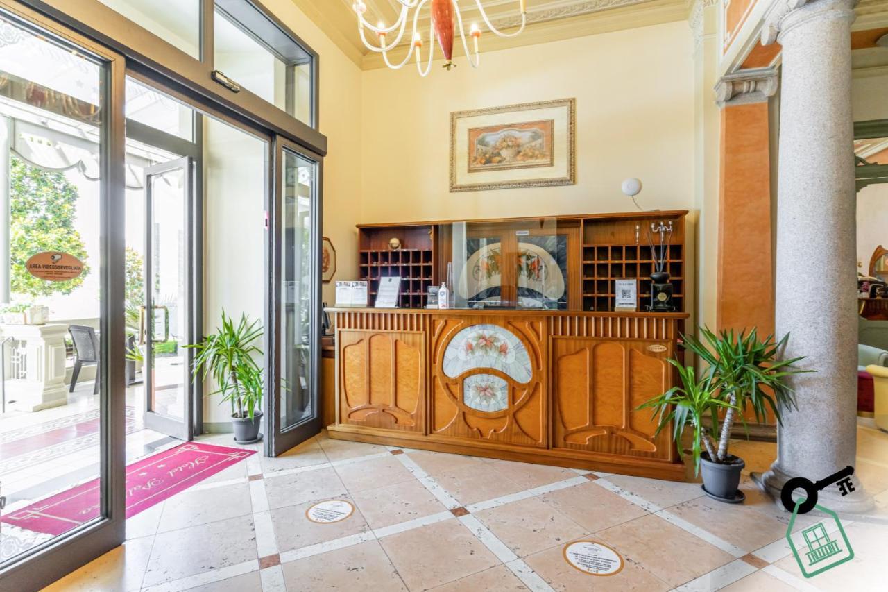 Hotel Rooms Lago Maggiore Verbania Exteriör bild