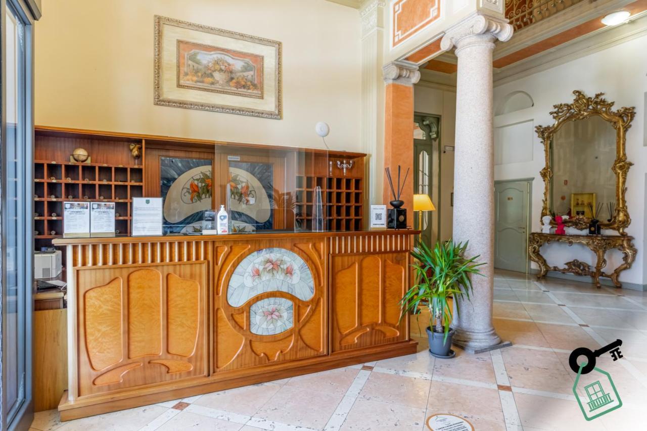 Hotel Rooms Lago Maggiore Verbania Exteriör bild
